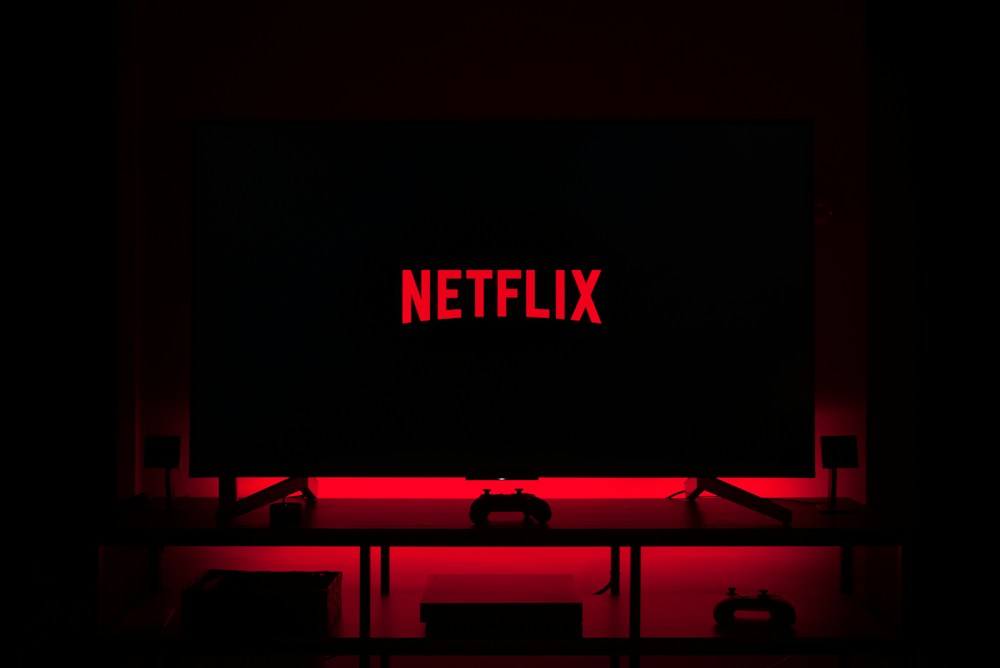 Televisor mostrando Netflix en un espacio de entretenimiento